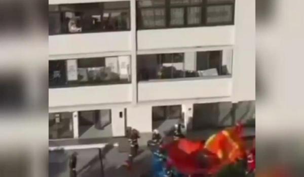 Un vâlcean, tăiat la gât, s-a sinucis, aruncându-se de la etaj. Bărbatul ar fi lăsat un mesaj de adio iubitei