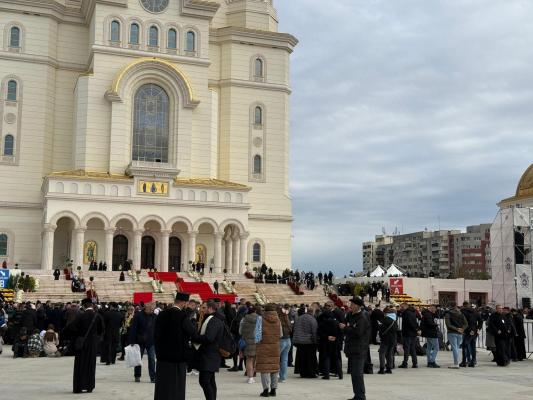 S-a încheiat slujba de sfinţire. Primii pelerini aşteaptă pentru a intra în altarul Catedralei Naţionale