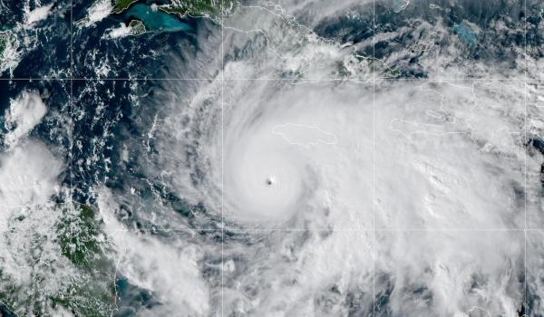 Uraganul Melissa, considerat cea mai puternică furtună de pe planetă din 2025, loveşte Jamaica