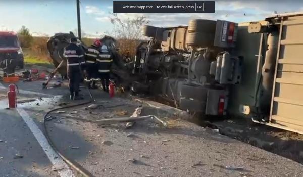 Manevră fatală pe E85: Doi morți, după ce un șofer de BMW a întors pe linie continuă și s-a ciocnit de un TIR