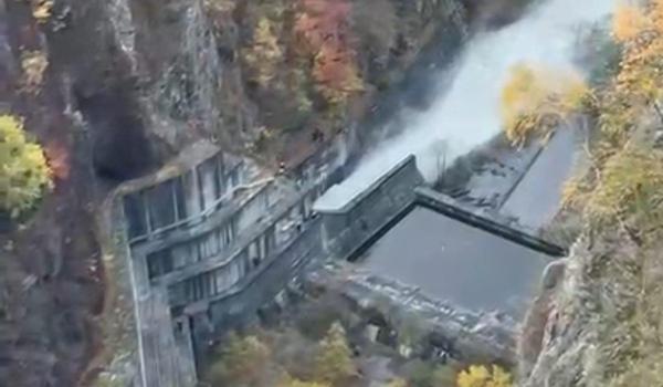 Prima golire completă a barajului Vidraru din ultimii 50 de ani. Exercițiu de simulare în desfășurare