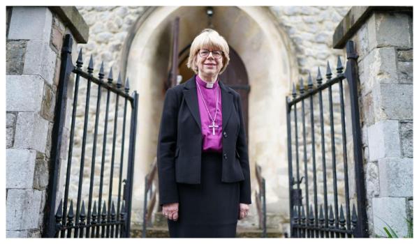 O femeie a devenit noul lider al Bisericii Anglicane, pentru prima dată în istorie. Cine este Sarah Mullally