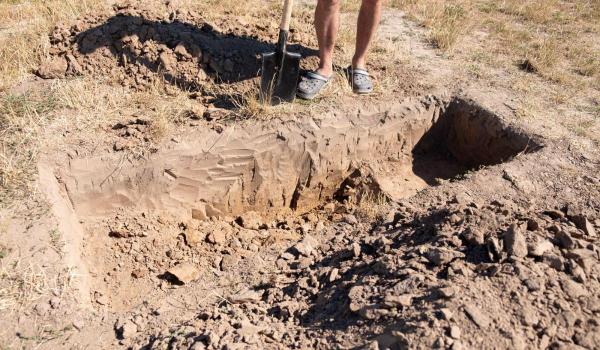 Bărbat din Botoşani, salvat după ce un mal de pământ s-a prăbuşit peste el în timp ce săpa o groapă în cimitir