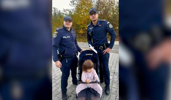 Fetiță de nici 2 ani găsită pe marginea străzii, desculță, în Bacău. Un șofer a sunat imediat la 112