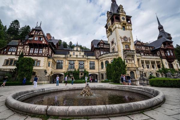 Pe 7 octombrie 1883 are loc inaugurarea Castelului Peleș