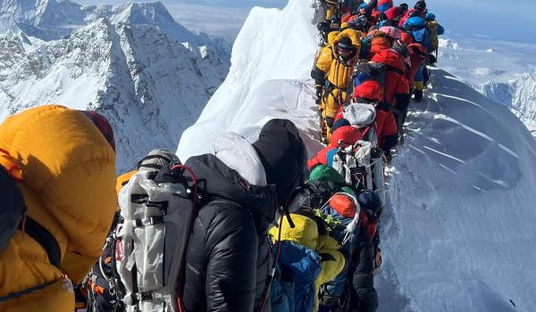 21 mai 2024, Nepal, Muntele Everest: Alpiniștii și ghizii montani au rămas blocați între Vârful Sudic și treapta Hillary de pe Muntele Everest, după ce o prăbușire de gheață a distrus corzile fixe folosite pentru escaladă