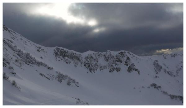 Strat de zăpadă de peste 40 centimetri la Vârful Omu. Sunt posibile avalanşe