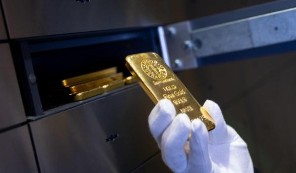Aurul atinge un nou record istoric. Crizele guvernamentale din SUA și Franța alimentează creșterea prețurilor