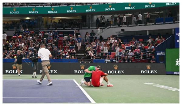 Novak Djokovici s-a prăbuşit pe teren în timpul meciului din optimi de la Masters 1000 de la Shanghai