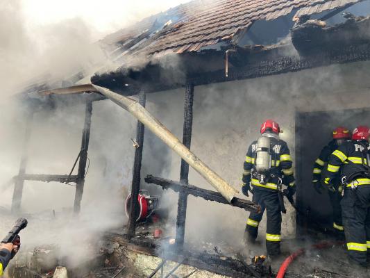 Un bărbat a murit carbonizat în propria casă, după ce locuinţa sa a fost cuprinsă de un incendiu