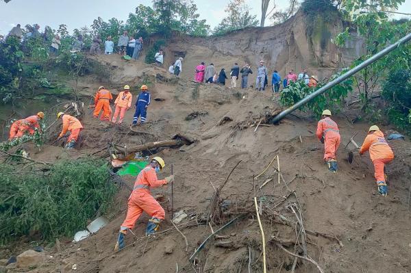 Tragedie cu 15 morţi, inclusiv doi copii, în India. Un autobuz a fost surprins de o alunecare masivă de teren