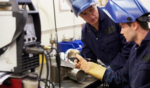 De ce şi-a trimis un miliardar american fiul să devină sudor: "Voi fi mândru ca părinte"