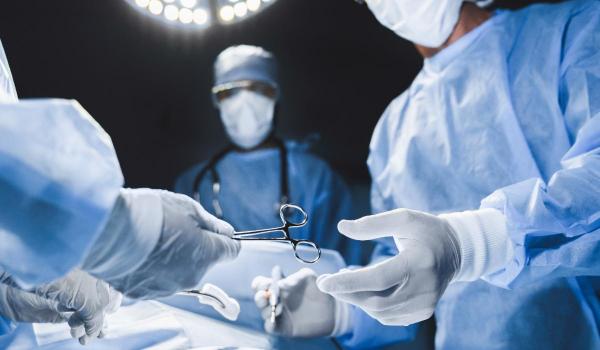 Cât a trăit un bărbat din China după un transplant cu ficat de porc modificat genetic