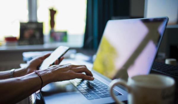 Salariaţii care au copii încadraţi în grad de handicap pot munci 8 zile pe lună de acasă