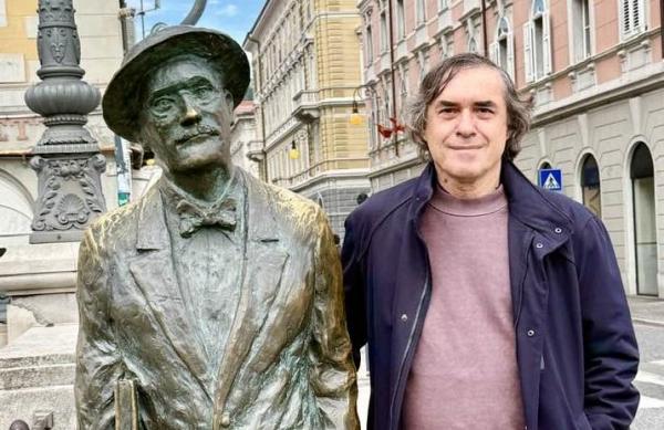 Mircea Cărtărescu, autoironic lângă statuia lui James Joyce: "Ne uneşte-aceeaşi soartă"