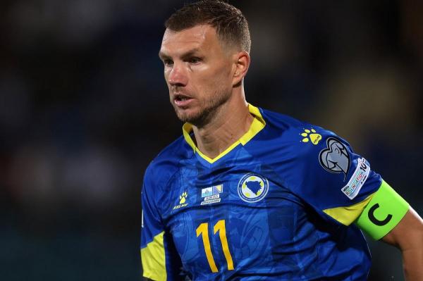 La aproape 40 de ani, veteranul Edin Dzeko rămâne liderul naţionalei din Bosnia şi Herţegovina