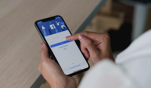 Meta renunţă la butoanele "like" şi "share" pentru site-uri