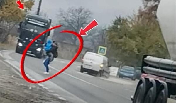 O mamă traversează cu copilul printre două TIR-uri, Poliţia Română face apel la responsabilitate