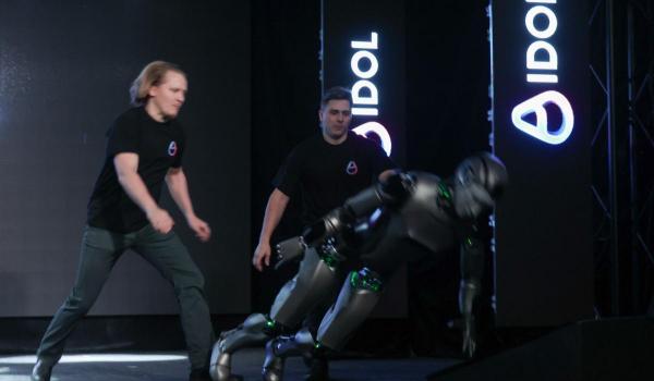 Imagini cu primul robot umanoid dezvoltat de Rusia în timp ce se prăbuşeşte pe scenă la prezentarea oficială