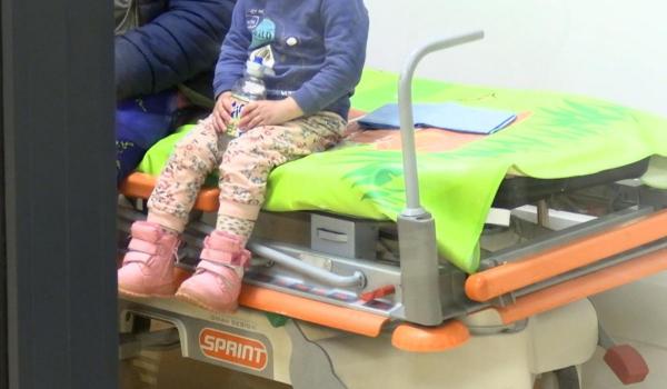 Fetiţă adoptată, internată în spital cu malnutriţie. Urmează să fie plasată în grija unui asistent maternal