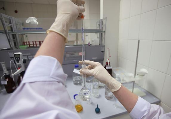 Substanța care poate tripla riscul de boli hepatice grave. E folosită în degresanți și curățătoriile chimice