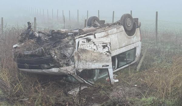 Cinci persoane rănite într-un accident la Constanţa. Microbuzul în care se aflau s-a răsturnat