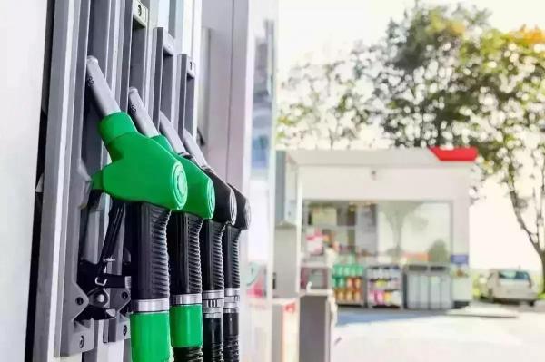 Preţul la benzină standard este în creştere, faţă de cel afişat în ziua precedentă