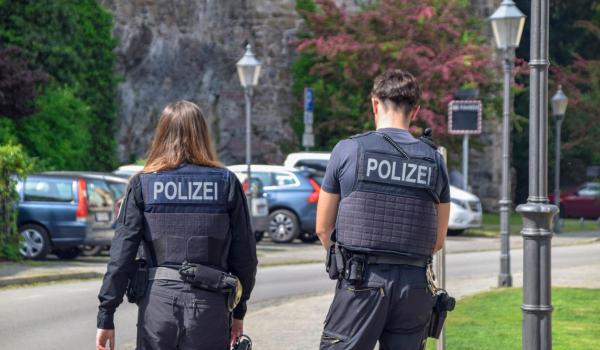 Polițist german, "femeie" doar pe hârtie. Și-a schimbat sexul pentru un salariu mai mare, dar șefa l-a prins