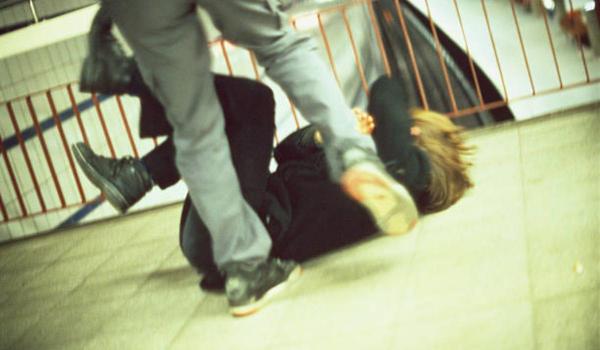 Noapte de groază în Teleorman. Doi bărbaţi și-au bătut nevestele, unul și-a amenințat mama cu moartea