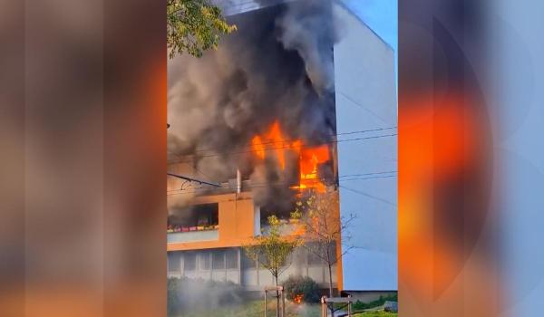 Incendiu uriaş în Lyon după o filmare ilegală. Poliţiştii, atacaţi cu petarde