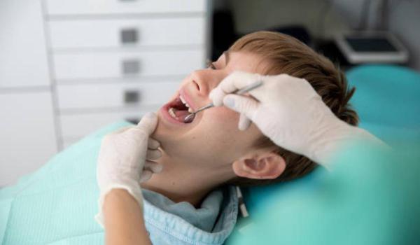 Un copil de doi ani a murit în timpul unei intervenții stomatologice. Anestezia i-ar fi fost fatală