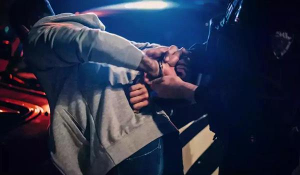 Recidivist arestat pentru că a ameninţat un poliţist. Procurori: I-a provocat o stare de temere