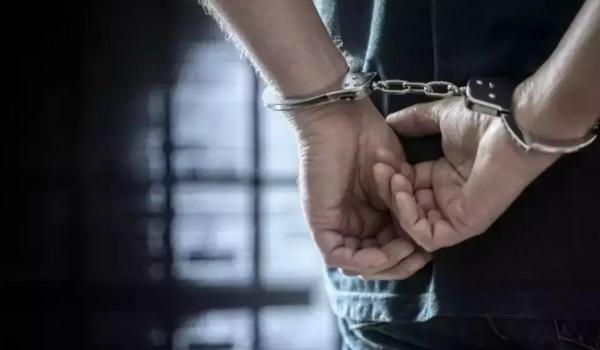 Băut, drogat și fără permis, a încercat să scape de polițiști. A fost prins acasă în timp ce sărea gardul