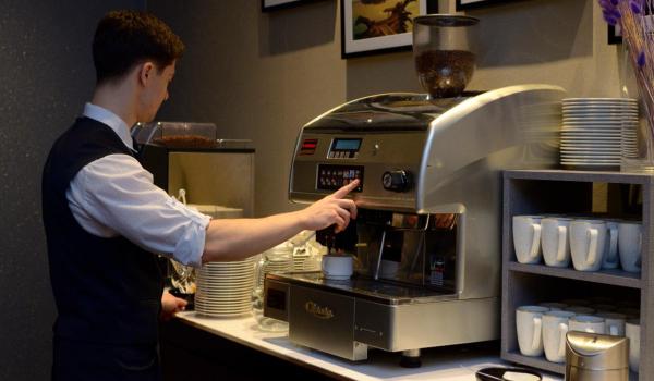 La 15 ani curăţa mese într-un restaurant. 20 de ani mai târziu a cumpărat întreaga afacere