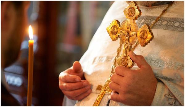 Preot fals, prins în timp ce lua pomelnice cu bani de la credincioşi, în Neamţ