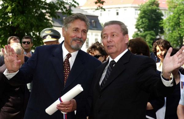 Pe 19 noiembrie 1939 s-a născut politicianul român Emil Constantinescu