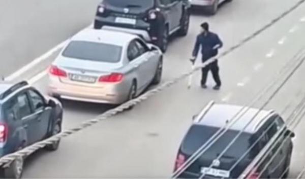 "Să nu mai hrănim teatrul ieftin". Un bărbat care cerşeşte în baston "se vindecă" apoi miraculos