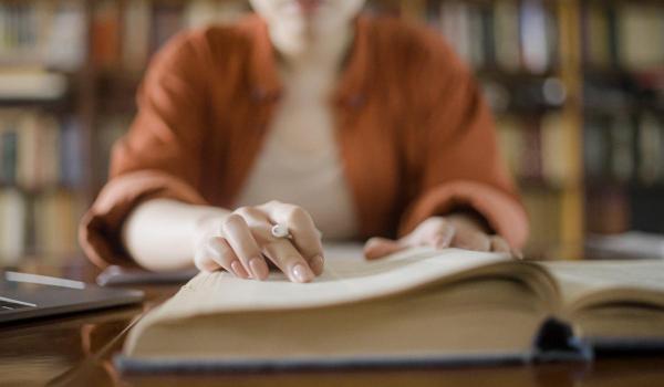 Cuvântului anului 2025, dezvăluit de Dicţionarul Cambridge. Fenomenul nesănătos din spatele lui