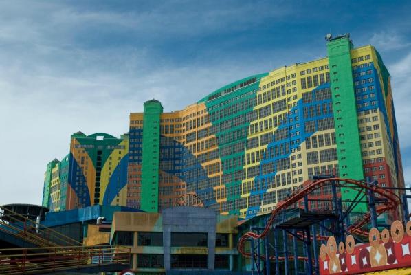 Unicul hotel din lume care poate caza 14.000 de oameni. Are centru comercial, baruri, restaurante şi parc