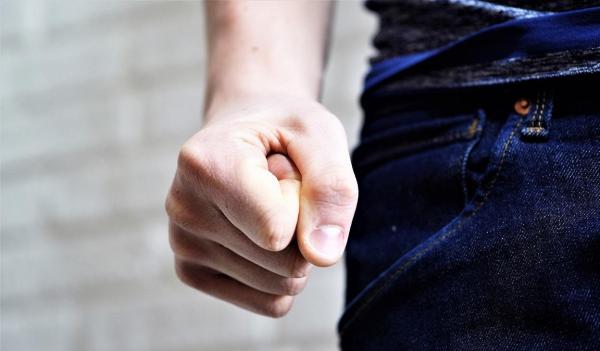 Bărbat din Teleorman, reţinut după ce a dat foc hainelor iubitei sale şi a ameninţat-o