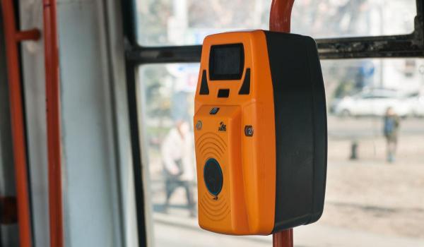 Transportul public din mai multe oraşe din România, afectat din cauza problemelor Cloudflare