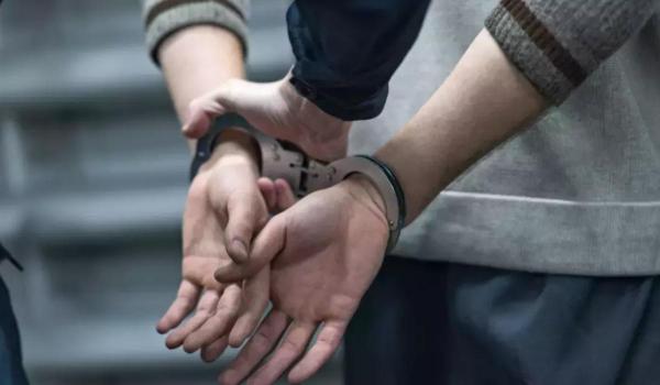 Bărbat din Prahova, arestat preventiv după ce a lovit un poliţist care încerca să îl încătuşeze