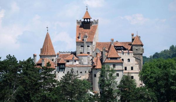 Turist italian, găsit mort în curtea Castelului Bran. Prima ipoteză luată în calcul