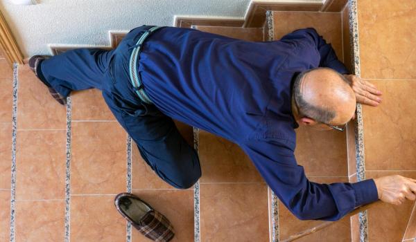 Un bărbat care şi-a ucis tatăl după ce l-a împins pe scări a fost reţinut după trei ani