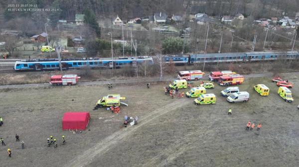 Zeci de persoane au fost rănite după ce două trenuri s-au ciocnit în Cehia