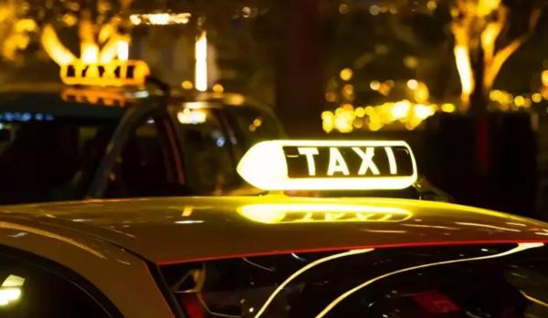 Bărbat din Craiova, reţinut de poliţişti după ce a bătut un taximetrist și i-a furat mașina