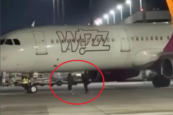 Explicaţia unui pasager din avionul "fugărit" pe pista aeroportului de doi români: "Nu au fost singurii"