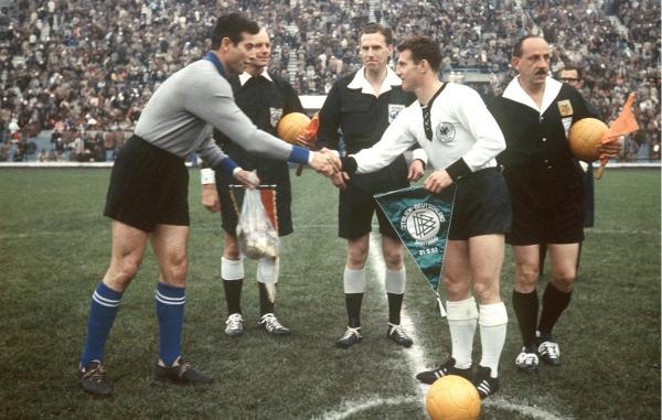 Lorenzo Buffon (în stânga) a adunat 15 meciuri pentru naţionala Italiei