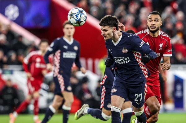 PSV Eindhoven, cu Dennis Man titular, s-a impus pe terenul lui FC Liverpool, în Liga Campionilor