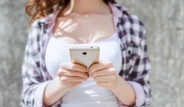 Bărbat de 64 de ani din Galați, reținut. Ar fi cerut unei minore imagini sexuale contra bani și favoruri